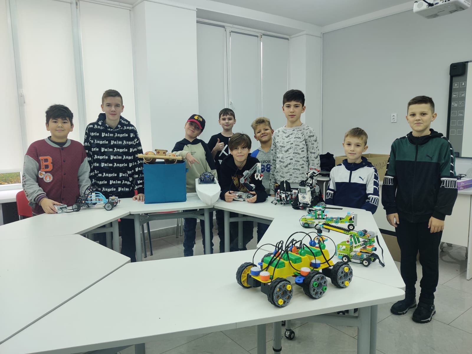 Провели мастер-классы на базе центра Точка роста в МАОУ ООШ п. Грачёвка.